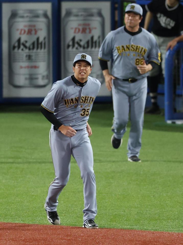 　６回、北村恵の打球を受け痛がる才木（撮影・金田祐二）