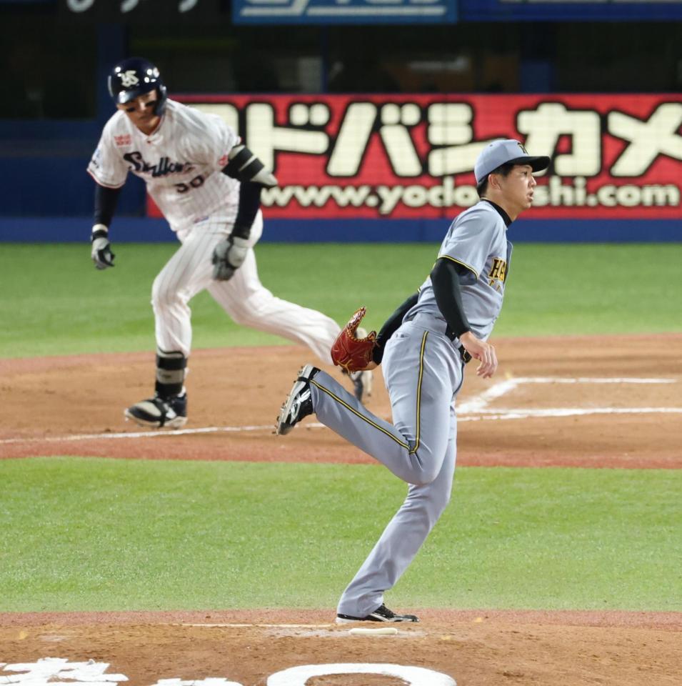 　６回、北村恵の打球を受ける才木（撮影・金田祐二）