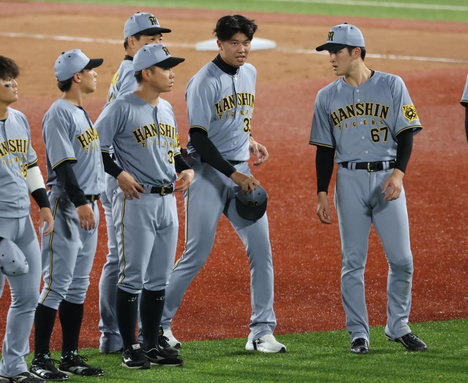 　痛めた足でファンの前に姿を見せた才木（撮影・金田祐二）