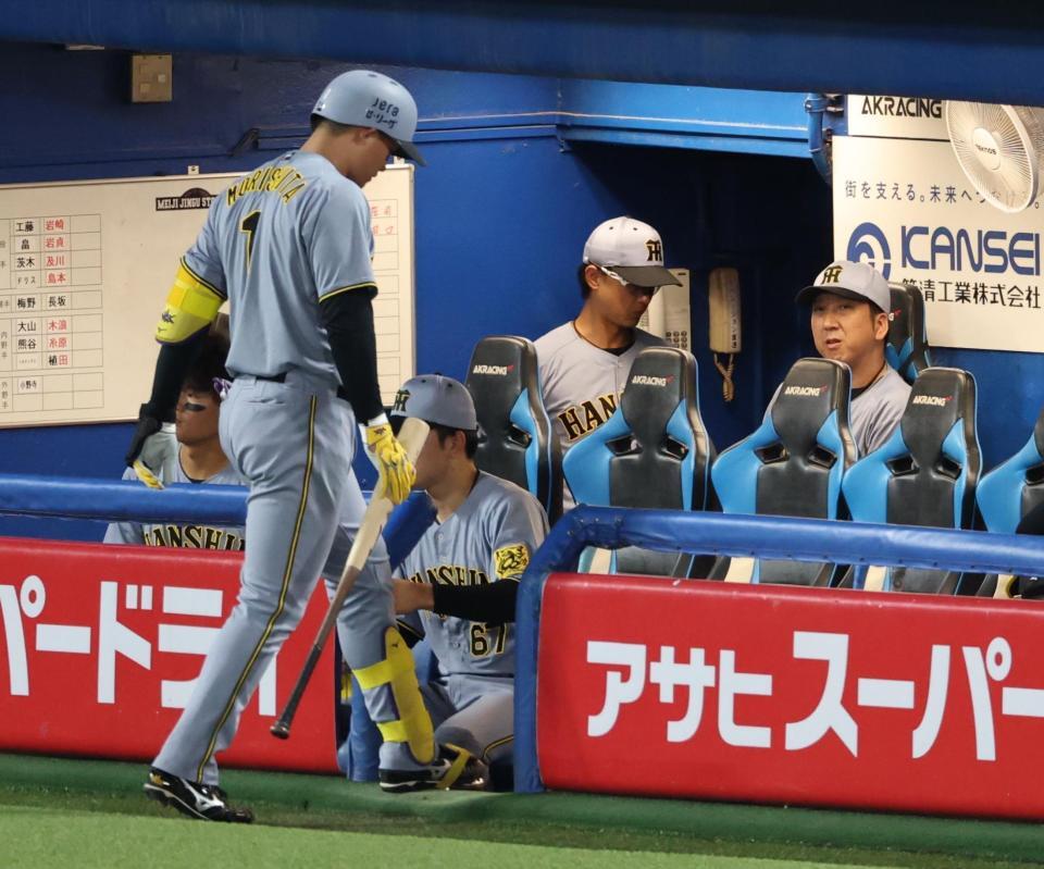 　３回、空振り三振に倒れベンチに戻る森下（撮影・金田祐二）