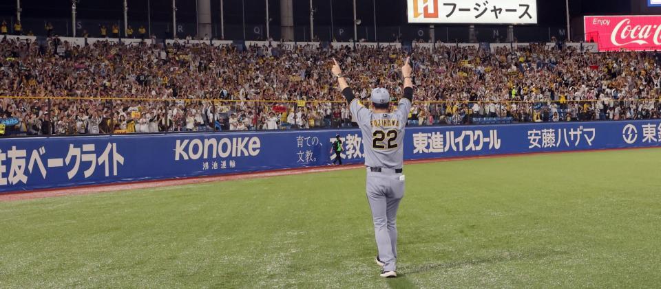 　神宮での最終戦を終え、スタンドのファンに応える藤川監督（撮影・田中太一）