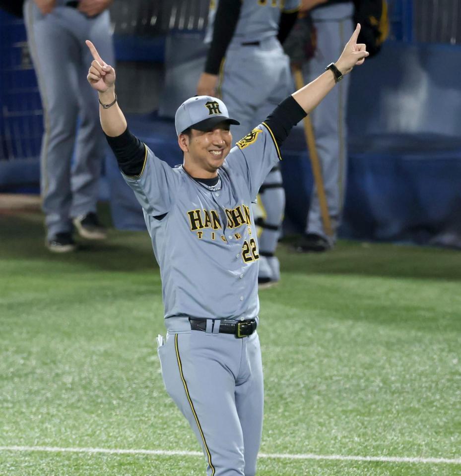 　ファンの声援に応える藤川監督（撮影・金田祐二）