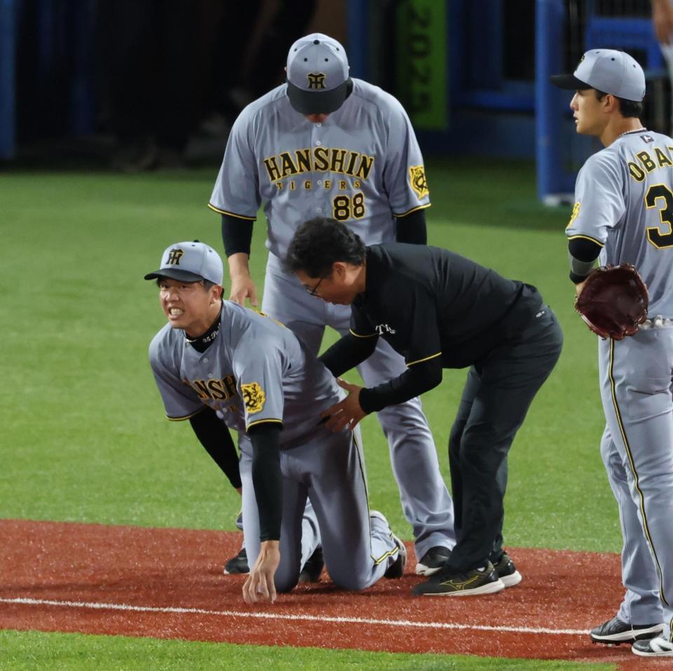 　６回、北村恵の打球を受け痛がる才木（撮影・金田祐二）