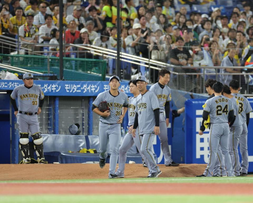 　投手陣に送り出され、６回途中から登板する畠（中央）＝撮影・西岡正