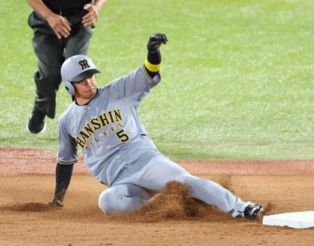 　７回、二盗を決め、通算２００盗塁を達成する近本（撮影・金田祐二）