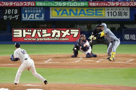 　３回、空振り三振に倒れる森下（撮影・金田祐二）