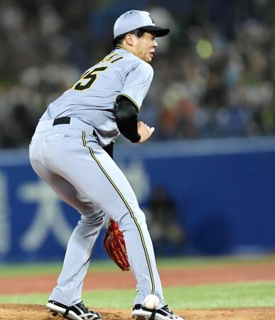 　６回、北村の打球が右足に当たる才木（撮影・田中太一）