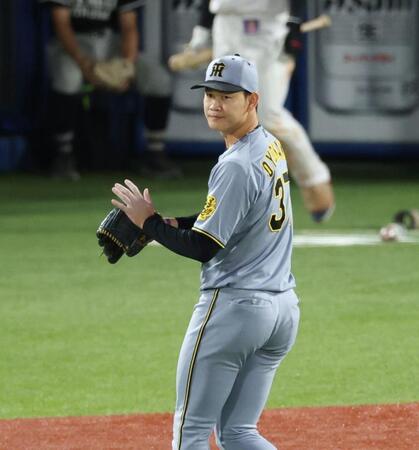 　７回、無失点に抑え手をたたく及川（撮影・金田祐二）