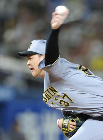 　７回に登板し力投する及川（撮影・西岡正）