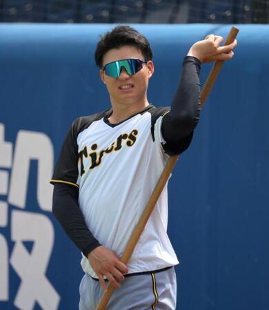 　肩のストレッチをする森下（撮影・伊藤笙子）