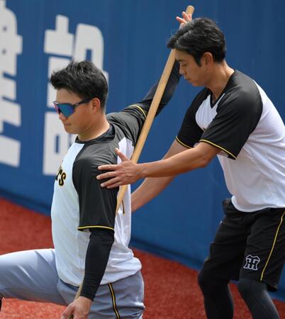 【写真】アニキ感出てる!大学時代の後輩であるDeNA右腕と談笑する森下