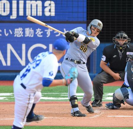 　５回、左前へ同点適時打を放つ前川（撮影・伊藤笙子）