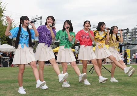 　ミニライブを披露するＫＯＢｅｒｒｉｅＳ♪（撮影・立川洋一郎）