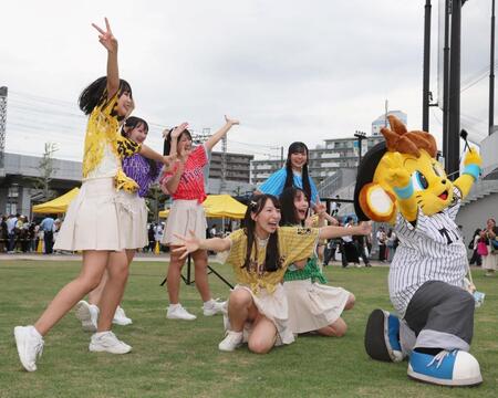 　ミニライブを披露するＫＯＢｅｒｒｉｅＳ♪（撮影・立川洋一郎）