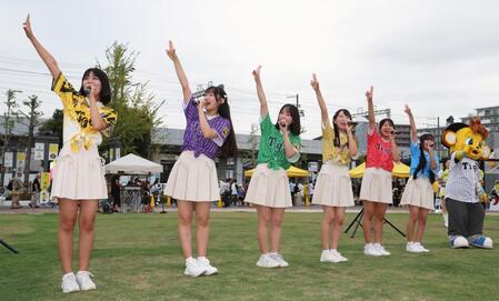 　ミニライブを披露するＫＯＢｅｒｒｉｅＳ♪（撮影・立川洋一郎）