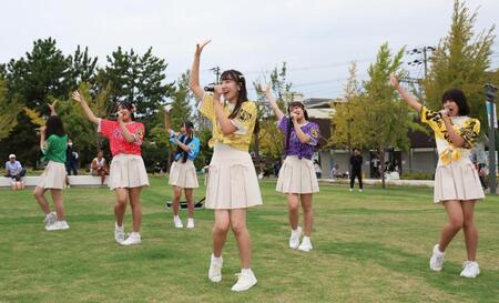 　ミニライブを披露するＫＯＢｅｒｒｉｅＳ♪（撮影・立川洋一郎）