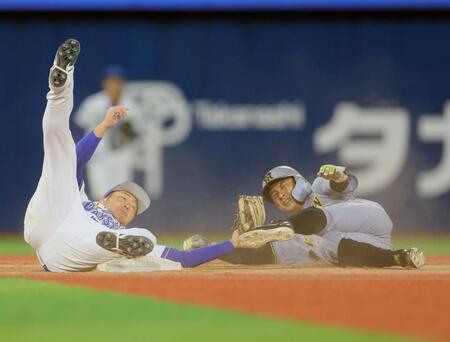 　１１回、二盗に失敗した熊谷（右）＝撮影・棚橋慶太