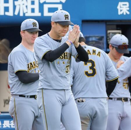 　７回、後続を抑えたハートウィグに向かい手を合わせ感謝する及川（撮影・棚橋慶太）