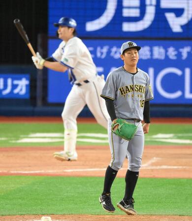 　１２回、佐野（奥）を遊飛に打ち取る伊原（撮影・伊藤笙子）