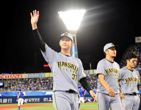 　ＮＰＢの記録に並んだ及川はファンの声援に手を振って応える（撮影・田中太一）