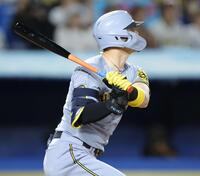 　２回、左中間に先制ソロを放つ佐藤輝（撮影・西岡正）