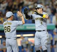 　２回、先制ソロを放ち、生還する佐藤輝（撮影・西岡正）