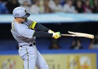 　３回、青柳にバットを折られる森下（撮影・西岡正）