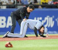 　必死に痛みをこらえる才木