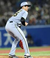 　６回、北村の打球が右足に当たる才木（撮影・田中太一）