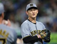 　７回を無失点に抑え、ベンチへ戻る及川（撮影・田中太一）