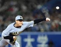 　７回、白煙を上げて力投する及川