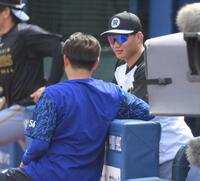 　石田裕と談笑する森下（撮影・伊藤笙子）