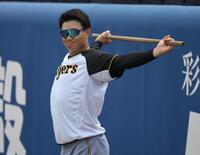 　肩のストレッチをする森下（撮影・伊藤笙子）