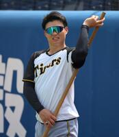 　肩のストレッチをする森下（撮影・伊藤笙子）