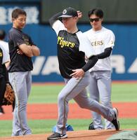 　再前練習を行うネルソン（中央）＝撮影・棚橋慶太