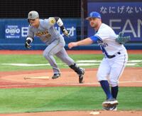 　１回、ケイ（手前）から投手強襲の内野安打を放つ前川（撮影・伊藤笙子）