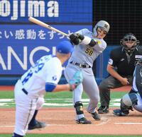 　５回、左前へ同点適時打を放つ前川（撮影・伊藤笙子）