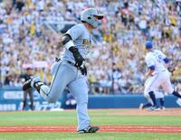 　５回、ケイ（右）から同点打を放った前川（撮影・棚橋慶太）