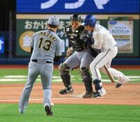 　１１回、山本（奥右）がバントした打球を処理しに向かう岩崎（手前）＝撮影・伊藤笙子