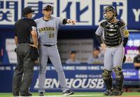 　１１回、坂本（右）の打者走者妨害に抗議する藤川監督（撮影・棚橋慶太）