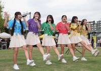 　ミニライブを披露するＫＯＢｅｒｒｉｅＳ♪（撮影・立川洋一郎）