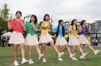 　ミニライブを披露するＫＯＢｅｒｒｉｅＳ♪（撮影・立川洋一郎）