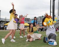 　ミニライブを披露するＫＯＢｅｒｒｉｅＳ♪（撮影・立川洋一郎）