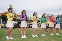 　ミニライブを披露するＫＯＢｅｒｒｉｅＳ♪（撮影・立川洋一郎）