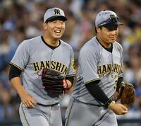 　１０回を無失点に抑え、ベンチへ戻る畠と大山（撮影・田中太一）