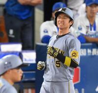 　１２回、中飛に倒れ、悔しがる近本（撮影・伊藤笙子）