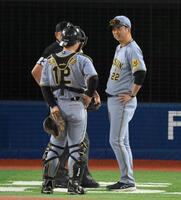 　１１回、山本の犠打で走塁妨害と判定され、球審に説明を求める藤川監督（右）＝撮影・伊藤笙子