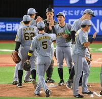 　１２回を締めた伊原（中央右）＝撮影・伊藤笙子