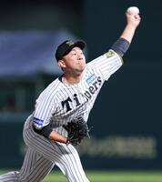 　８回表に登板し、広島打線を三者凡退に退けた桐敷（撮影・立川洋一郎）