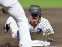 　９回、佐野の送りバントで三塁へ滑り込む一走・栄枝（撮影・立川洋一郎）